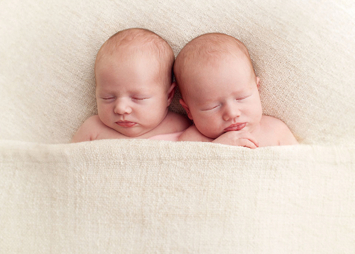 布団をかけて仲良く寝ている２人の赤ちゃん｜不妊治療HP