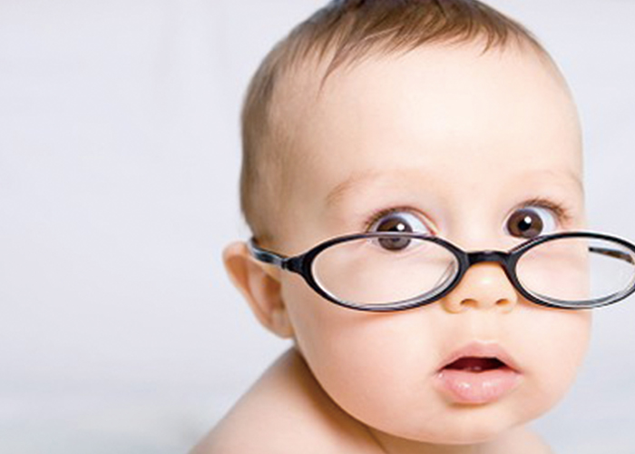 メガネをかけた驚いた顔の赤ちゃん｜不妊治療HP