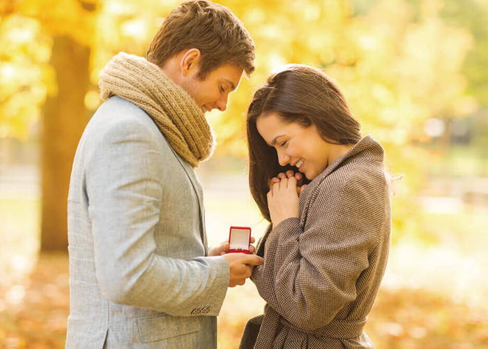 男性が女性に指輪を贈ってプロポーズをしている幸せなカップル｜不妊治療HP