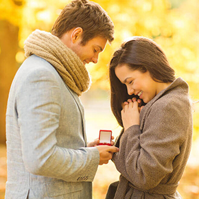 男性が女性に指輪を贈ってプロポーズをしている幸せなカップル｜不妊治療HP