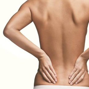 女性の背中と骨盤の写真｜不妊治療HP