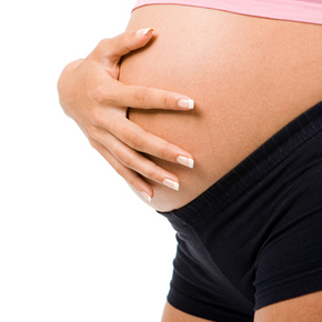 妊婦さんが大きいお腹を手で触っている写真｜不妊治療HP