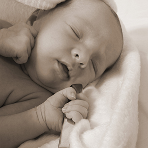 スプーンをぎゅっと握って眠っている可愛い赤ちゃん｜不妊治療HP