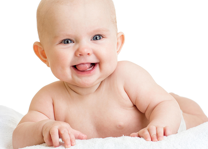 ズリバイの格好でこちらにとびっきりの笑顔を向ける赤ちゃん｜不妊治療HP