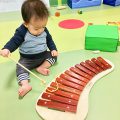 ボーネルンドの木琴で遊ぶ子ども｜不妊治療HP