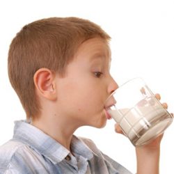 赤ちゃんのための食事と栄養【 part１2】｜子供に牛乳を飲ませるのはキケン！？