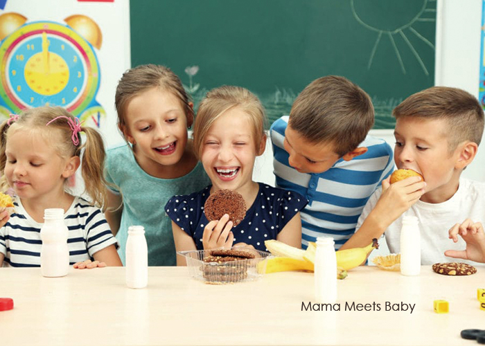 子ども達が楽しそうにお菓子を食べている写真｜不妊治療HP